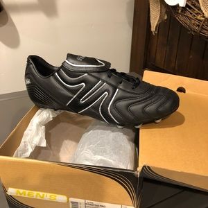 🛍NIB Men’s Cleats size 13